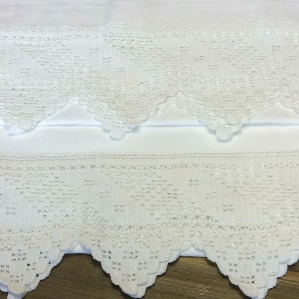 FINAL SALE PRICE Vintage White Lace Edged Pillow Case Set - Picture 1 of 2